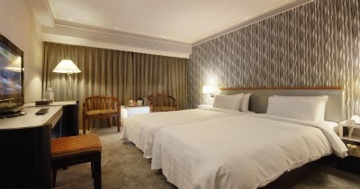 TWIN ROOM